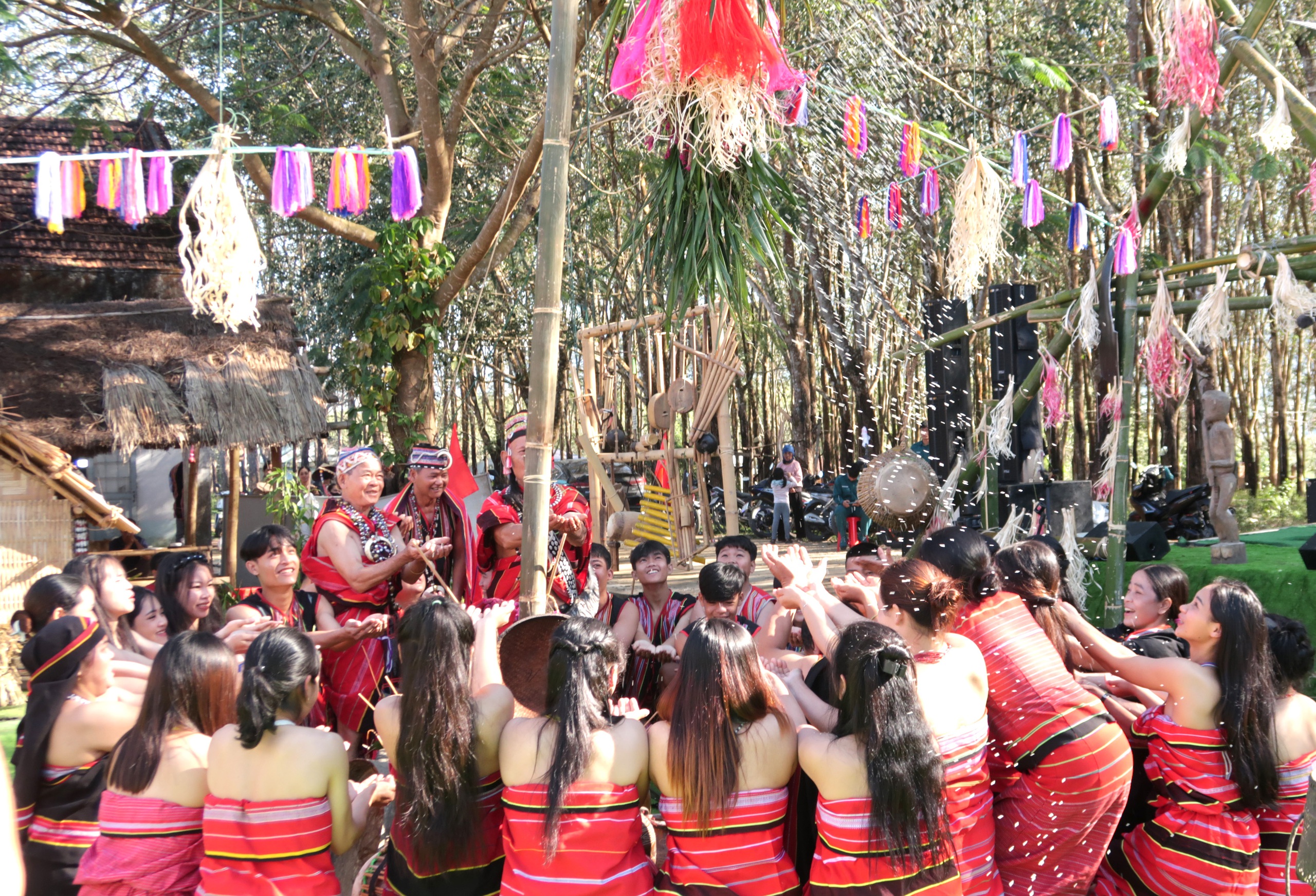 Tiếp nối mạch nguồn, phát huy giá trị văn hóa đồng bào Giẻ Triêng qua Lễ Mừng lúa mới