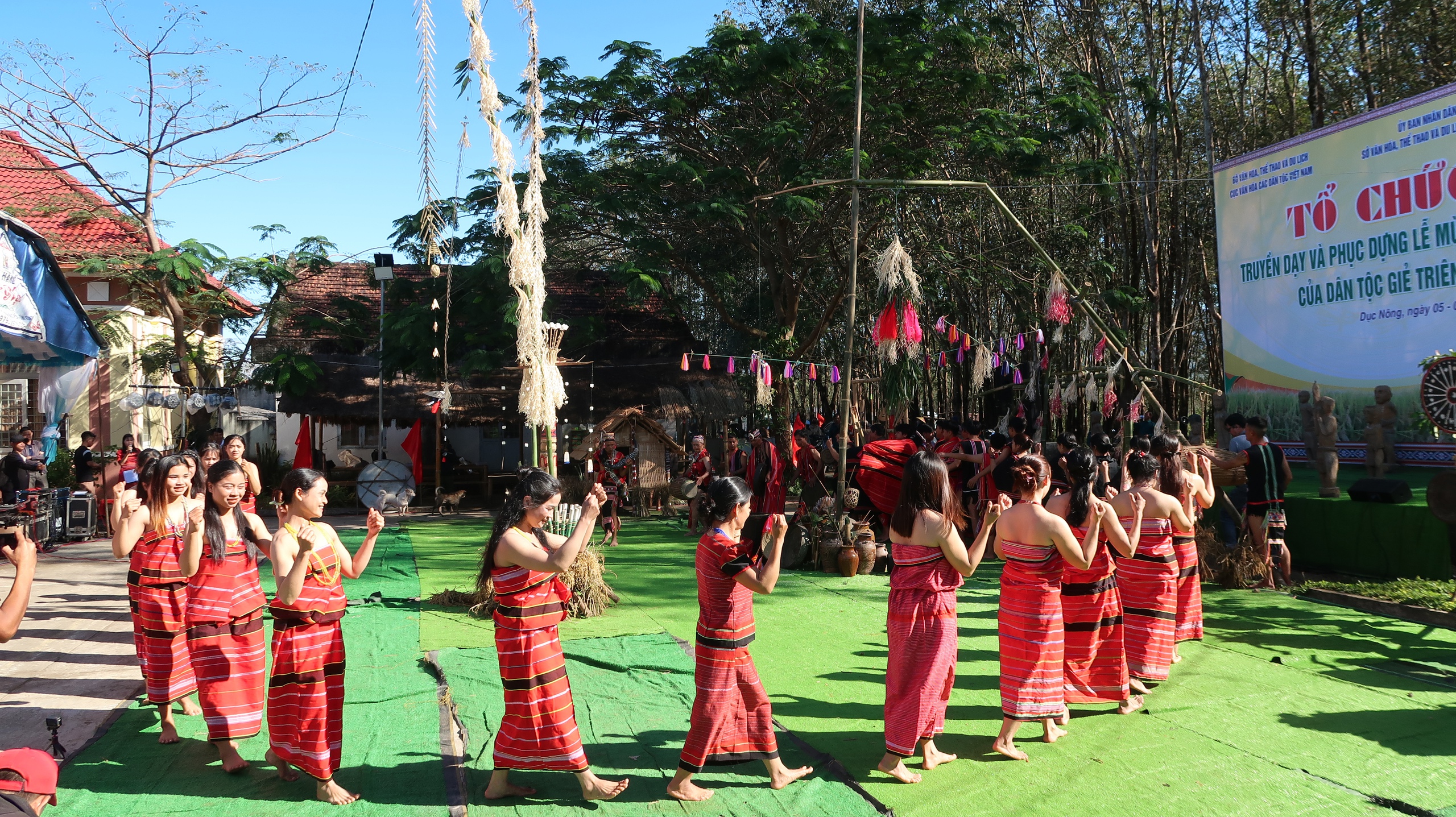 Tiếp nối mạch nguồn, phát huy giá trị văn hóa đồng bào Giẻ Triêng qua Lễ Mừng lúa mới- Ảnh 2. Tiếp nối mạch nguồn, phát huy giá trị văn hóa đồng bào Giẻ Triêng qua Lễ Mừng lúa mới- Ảnh 2.