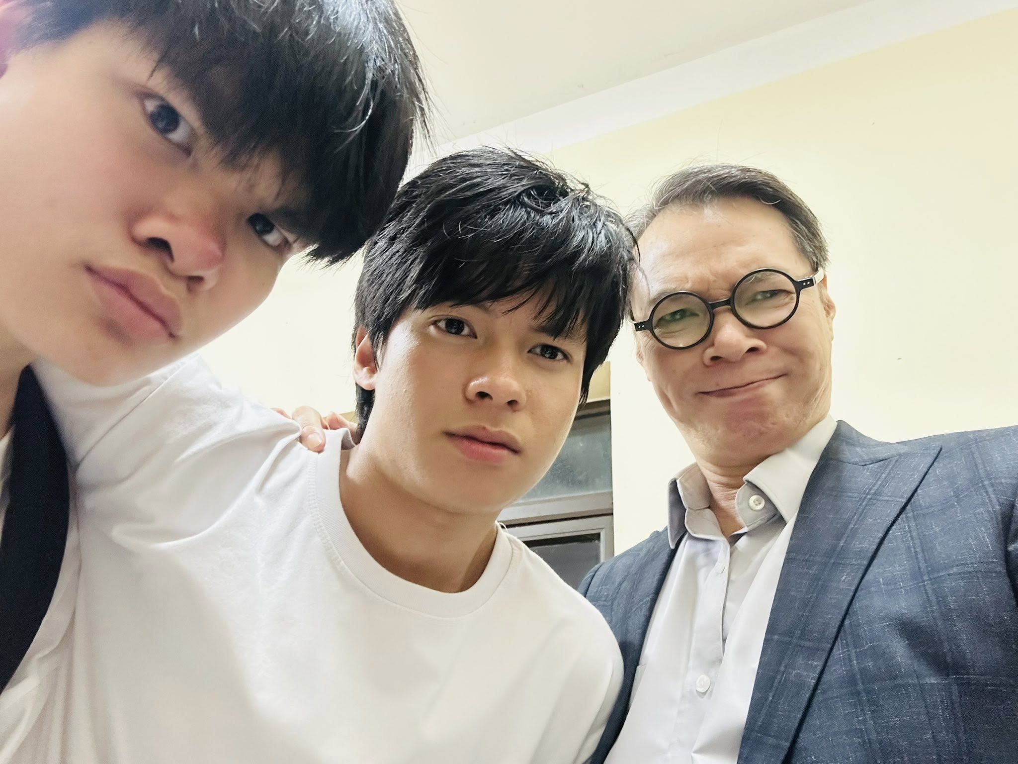 NSND Trần Lực phải nhờ người dìu vẫn cố hoàn thành vai diễn cùng con trai- Ảnh 1. NSND Trần Lực phải nhờ người dìu vẫn cố hoàn thành vai diễn cùng con trai- Ảnh 1.