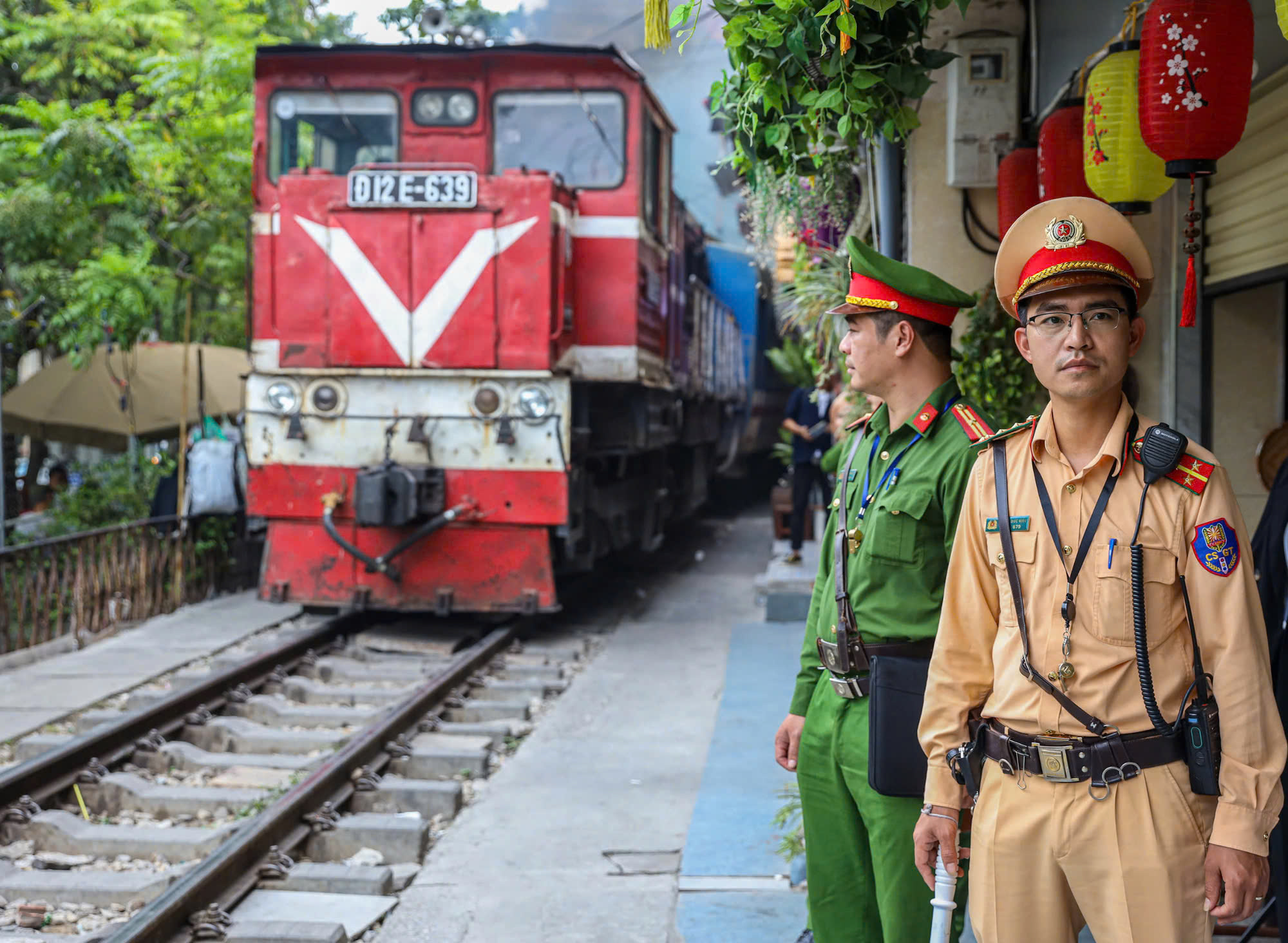 Từ 15/2, Cảnh sát giao thông kiểm tra, xử lý vi phạm an toàn đường sắt, lối đi tự mở- Ảnh 1.