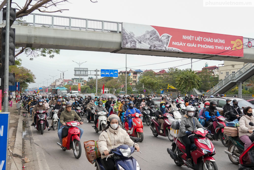 Mùng 5 Tết, người dân lỉnh kỉnh đồ đạc trở lại Hà Nội sau nghỉ Tết Nguyên đán 2025- Ảnh 1. Mùng 5 Tết, người dân lỉnh kỉnh đồ đạc trở lại Hà Nội sau nghỉ Tết Nguyên đán 2025- Ảnh 1.