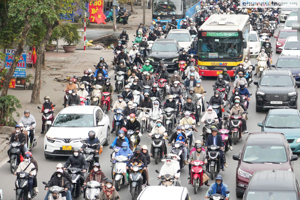 Mùng 5 Tết, người dân lỉnh kỉnh đồ đạc trở lại Hà Nội sau nghỉ Tết Nguyên đán 2025- Ảnh 2. Mùng 5 Tết, người dân lỉnh kỉnh đồ đạc trở lại Hà Nội sau nghỉ Tết Nguyên đán 2025- Ảnh 2.