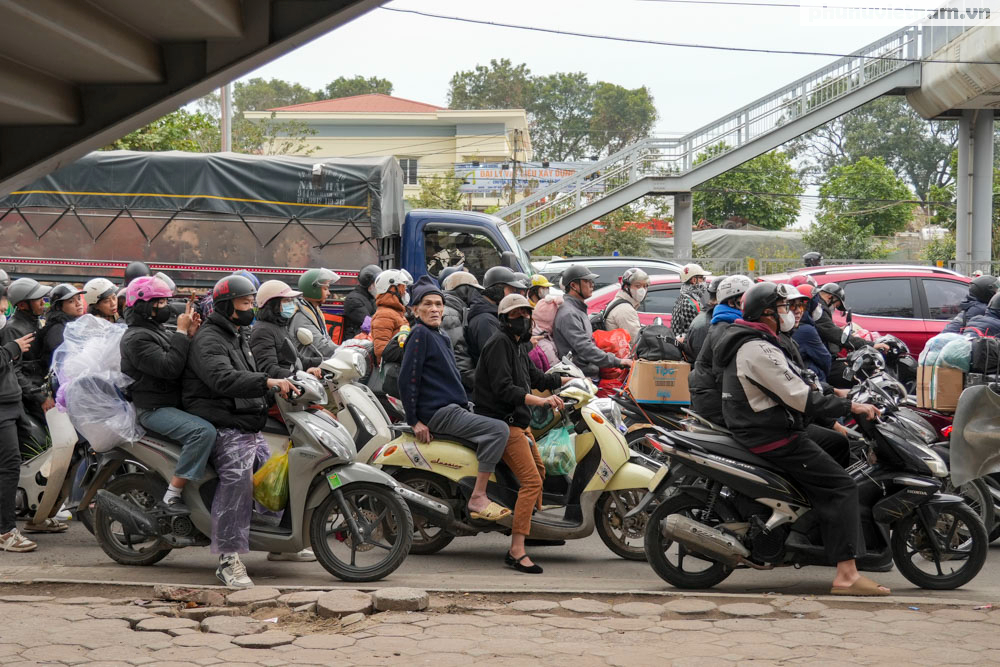 Mùng 5 Tết, người dân lỉnh kỉnh đồ đạc trở lại Hà Nội sau nghỉ Tết Nguyên đán 2025- Ảnh 3. Mùng 5 Tết, người dân lỉnh kỉnh đồ đạc trở lại Hà Nội sau nghỉ Tết Nguyên đán 2025- Ảnh 3.