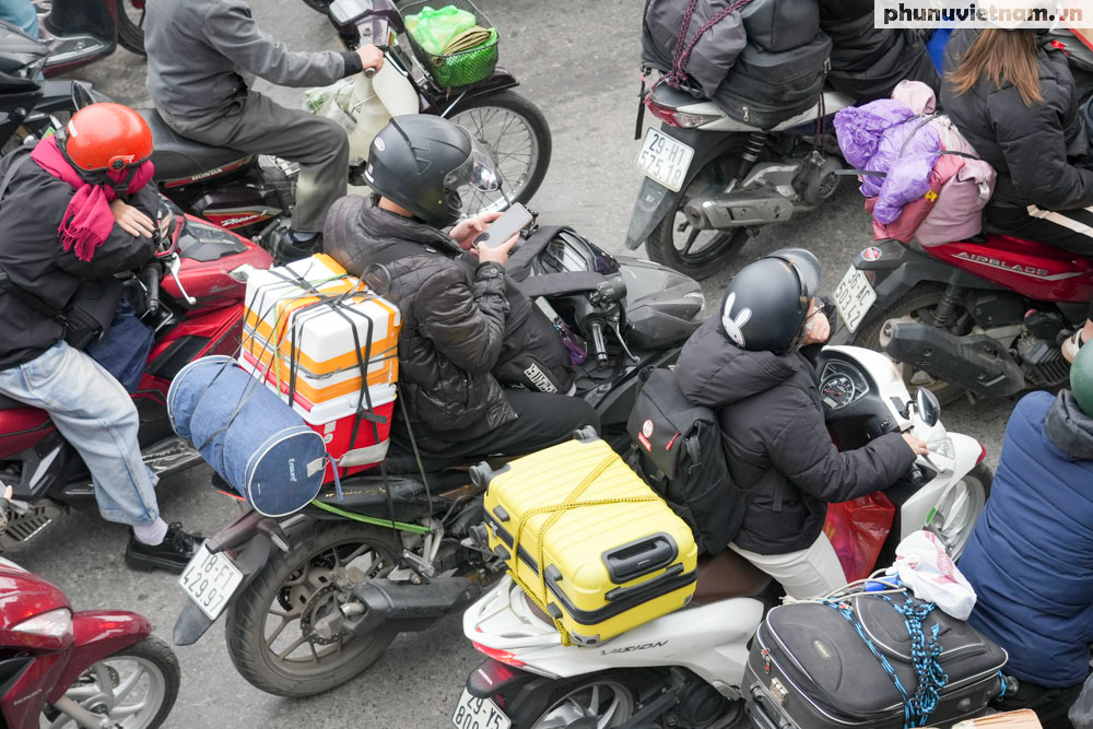 Mùng 5 Tết, người dân lỉnh kỉnh đồ đạc trở lại Hà Nội sau nghỉ Tết Nguyên đán 2025- Ảnh 4. Mùng 5 Tết, người dân lỉnh kỉnh đồ đạc trở lại Hà Nội sau nghỉ Tết Nguyên đán 2025- Ảnh 4.