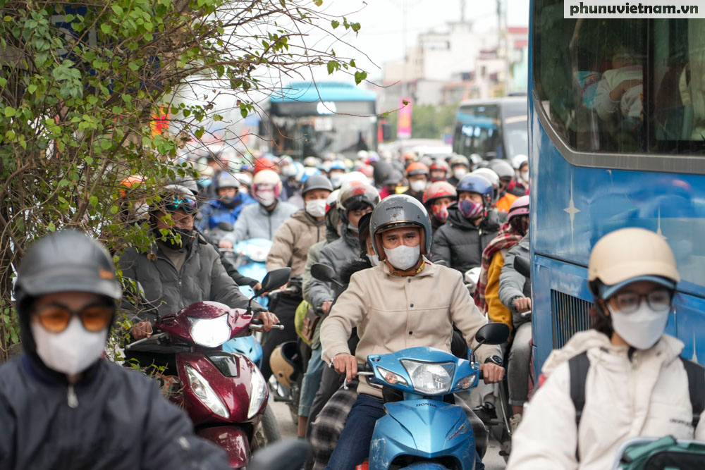 Mùng 5 Tết, người dân lỉnh kỉnh đồ đạc trở lại Hà Nội sau nghỉ Tết Nguyên đán 2025- Ảnh 5. Mùng 5 Tết, người dân lỉnh kỉnh đồ đạc trở lại Hà Nội sau nghỉ Tết Nguyên đán 2025- Ảnh 5.
