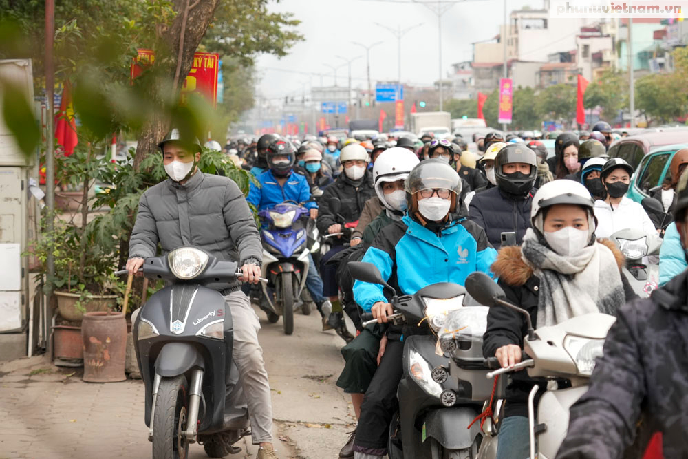 Mùng 5 Tết, người dân lỉnh kỉnh đồ đạc trở lại Hà Nội sau nghỉ Tết Nguyên đán 2025- Ảnh 6. Mùng 5 Tết, người dân lỉnh kỉnh đồ đạc trở lại Hà Nội sau nghỉ Tết Nguyên đán 2025- Ảnh 6.