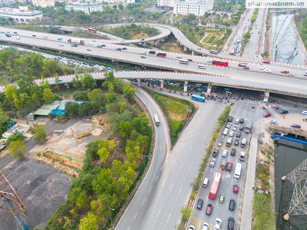 Mùng 5 Tết, người dân lỉnh kỉnh đồ đạc trở lại Hà Nội sau nghỉ Tết Nguyên đán 2025- Ảnh 7. Mùng 5 Tết, người dân lỉnh kỉnh đồ đạc trở lại Hà Nội sau nghỉ Tết Nguyên đán 2025- Ảnh 7.