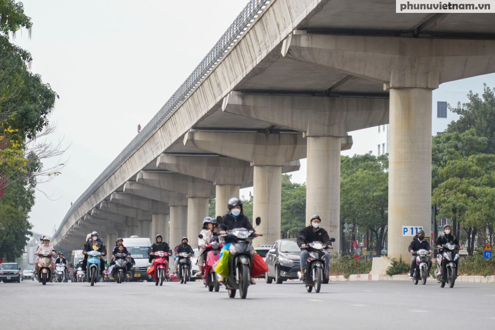 Mùng 5 Tết, người dân lỉnh kỉnh đồ đạc trở lại Hà Nội sau nghỉ Tết Nguyên đán 2025- Ảnh 9. Mùng 5 Tết, người dân lỉnh kỉnh đồ đạc trở lại Hà Nội sau nghỉ Tết Nguyên đán 2025- Ảnh 9.