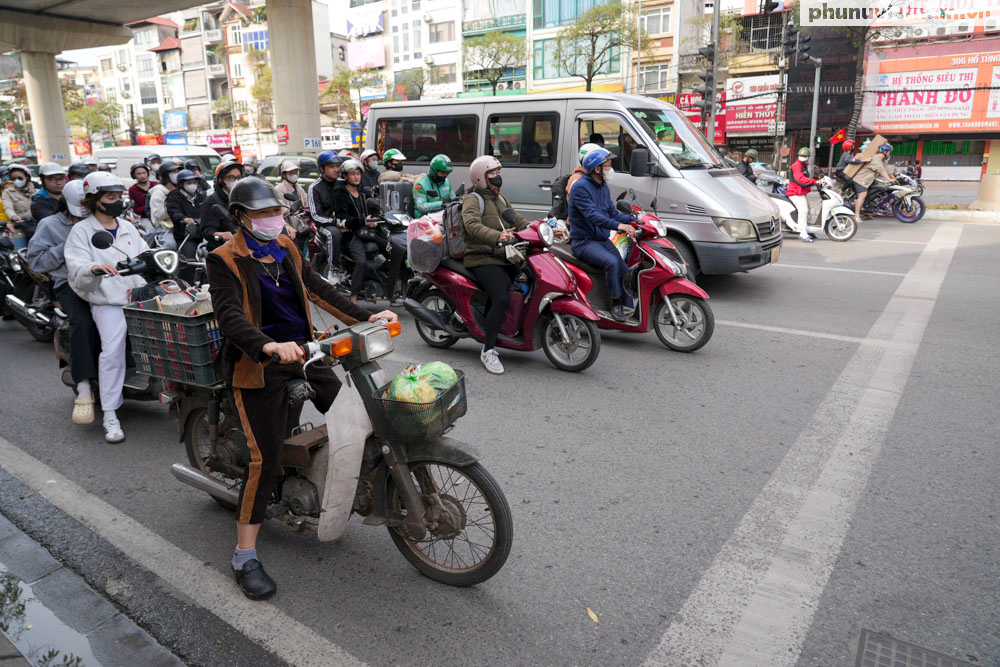 Mùng 5 Tết, người dân lỉnh kỉnh đồ đạc trở lại Hà Nội sau nghỉ Tết Nguyên đán 2025- Ảnh 10. Mùng 5 Tết, người dân lỉnh kỉnh đồ đạc trở lại Hà Nội sau nghỉ Tết Nguyên đán 2025- Ảnh 10.