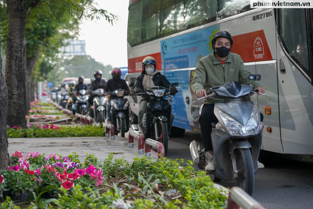 Mùng 5 Tết, người dân lỉnh kỉnh đồ đạc trở lại Hà Nội sau nghỉ Tết Nguyên đán 2025- Ảnh 13. Mùng 5 Tết, người dân lỉnh kỉnh đồ đạc trở lại Hà Nội sau nghỉ Tết Nguyên đán 2025- Ảnh 13.