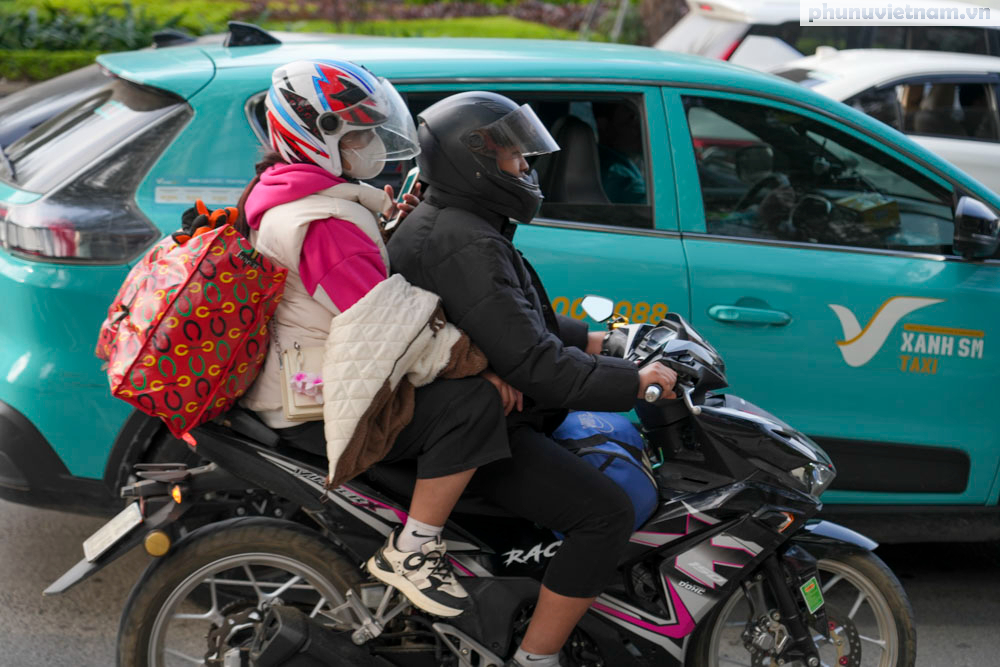 Mùng 5 Tết, người dân lỉnh kỉnh đồ đạc trở lại Hà Nội sau nghỉ Tết Nguyên đán 2025- Ảnh 14. Mùng 5 Tết, người dân lỉnh kỉnh đồ đạc trở lại Hà Nội sau nghỉ Tết Nguyên đán 2025- Ảnh 14.