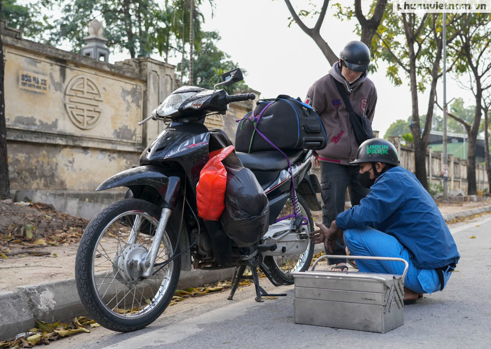 Mùng 5 Tết, người dân lỉnh kỉnh đồ đạc trở lại Hà Nội sau nghỉ Tết Nguyên đán 2025- Ảnh 15. Mùng 5 Tết, người dân lỉnh kỉnh đồ đạc trở lại Hà Nội sau nghỉ Tết Nguyên đán 2025- Ảnh 15.