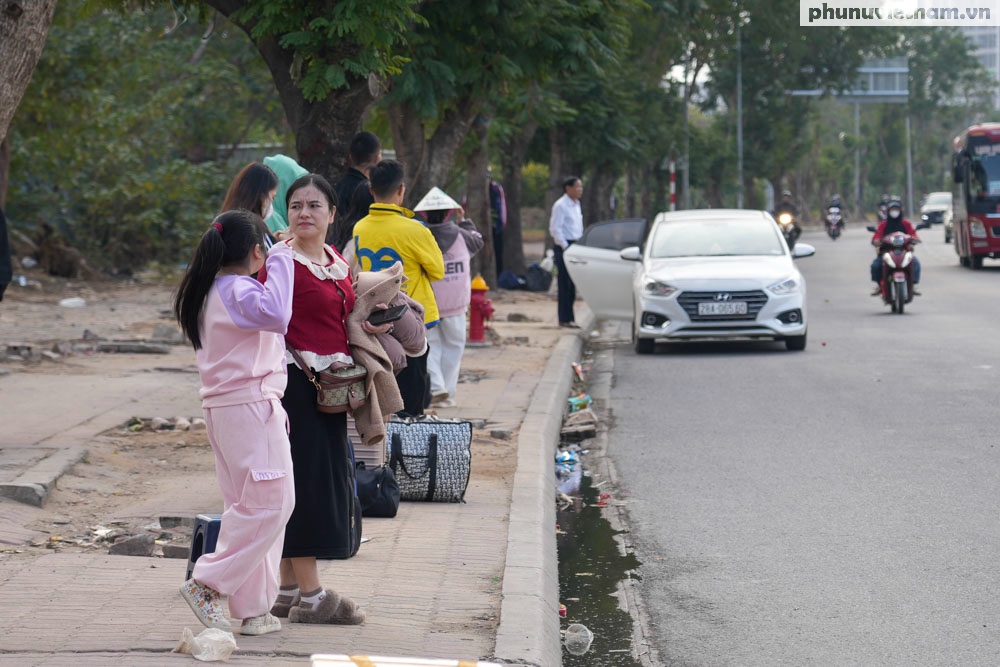 Mùng 5 Tết, người dân lỉnh kỉnh đồ đạc trở lại Hà Nội sau nghỉ Tết Nguyên đán 2025- Ảnh 16. Mùng 5 Tết, người dân lỉnh kỉnh đồ đạc trở lại Hà Nội sau nghỉ Tết Nguyên đán 2025- Ảnh 16.