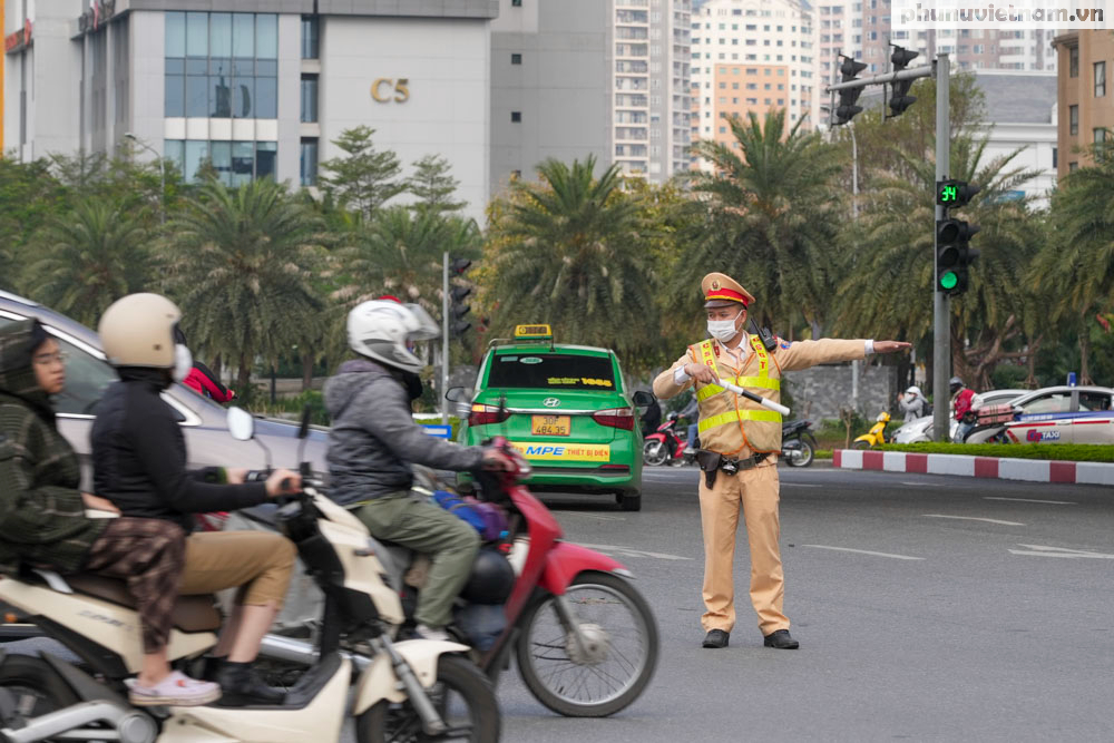 Mùng 5 Tết, người dân lỉnh kỉnh đồ đạc trở lại Hà Nội sau nghỉ Tết Nguyên đán 2025- Ảnh 17. Mùng 5 Tết, người dân lỉnh kỉnh đồ đạc trở lại Hà Nội sau nghỉ Tết Nguyên đán 2025- Ảnh 17.