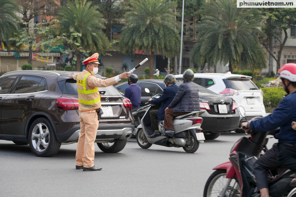 Mùng 5 Tết, người dân lỉnh kỉnh đồ đạc trở lại Hà Nội sau nghỉ Tết Nguyên đán 2025- Ảnh 18. Mùng 5 Tết, người dân lỉnh kỉnh đồ đạc trở lại Hà Nội sau nghỉ Tết Nguyên đán 2025- Ảnh 18.