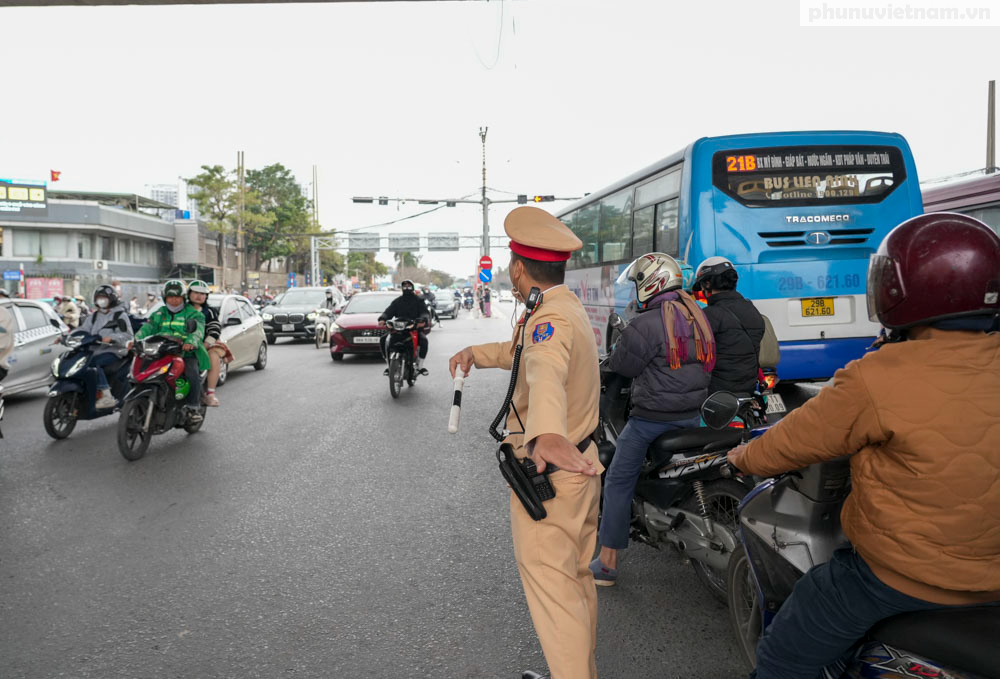 Mùng 5 Tết, người dân lỉnh kỉnh đồ đạc trở lại Hà Nội sau nghỉ Tết Nguyên đán 2025- Ảnh 21. Mùng 5 Tết, người dân lỉnh kỉnh đồ đạc trở lại Hà Nội sau nghỉ Tết Nguyên đán 2025- Ảnh 21.
