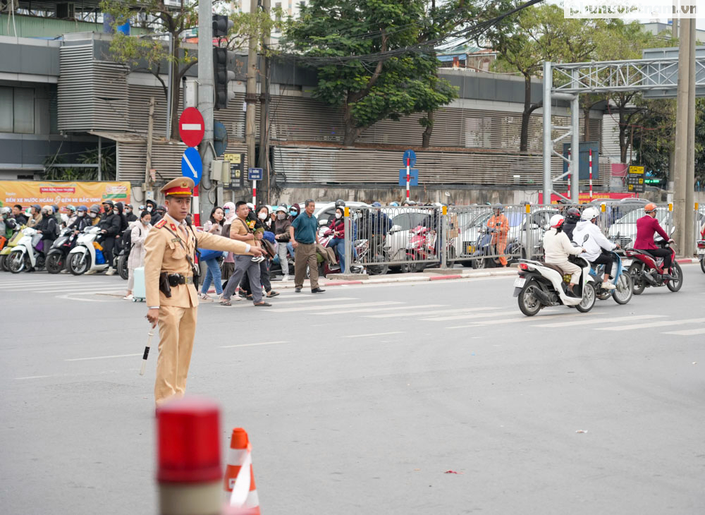 Mùng 5 Tết, người dân lỉnh kỉnh đồ đạc trở lại Hà Nội sau nghỉ Tết Nguyên đán 2025- Ảnh 22. Mùng 5 Tết, người dân lỉnh kỉnh đồ đạc trở lại Hà Nội sau nghỉ Tết Nguyên đán 2025- Ảnh 22.
