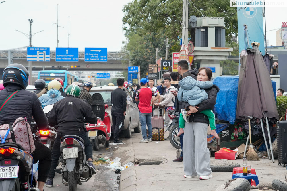 Mùng 5 Tết, người dân lỉnh kỉnh đồ đạc trở lại Hà Nội sau nghỉ Tết Nguyên đán 2025- Ảnh 24.