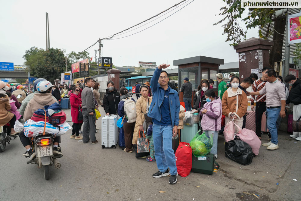 Mùng 5 Tết, người dân lỉnh kỉnh đồ đạc trở lại Hà Nội sau nghỉ Tết Nguyên đán 2025- Ảnh 25. Mùng 5 Tết, người dân lỉnh kỉnh đồ đạc trở lại Hà Nội sau nghỉ Tết Nguyên đán 2025- Ảnh 25.