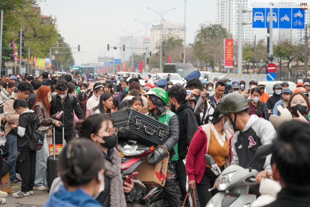 Mùng 5 Tết, người dân lỉnh kỉnh đồ đạc trở lại Hà Nội sau nghỉ Tết Nguyên đán 2025- Ảnh 28. Mùng 5 Tết, người dân lỉnh kỉnh đồ đạc trở lại Hà Nội sau nghỉ Tết Nguyên đán 2025- Ảnh 28.