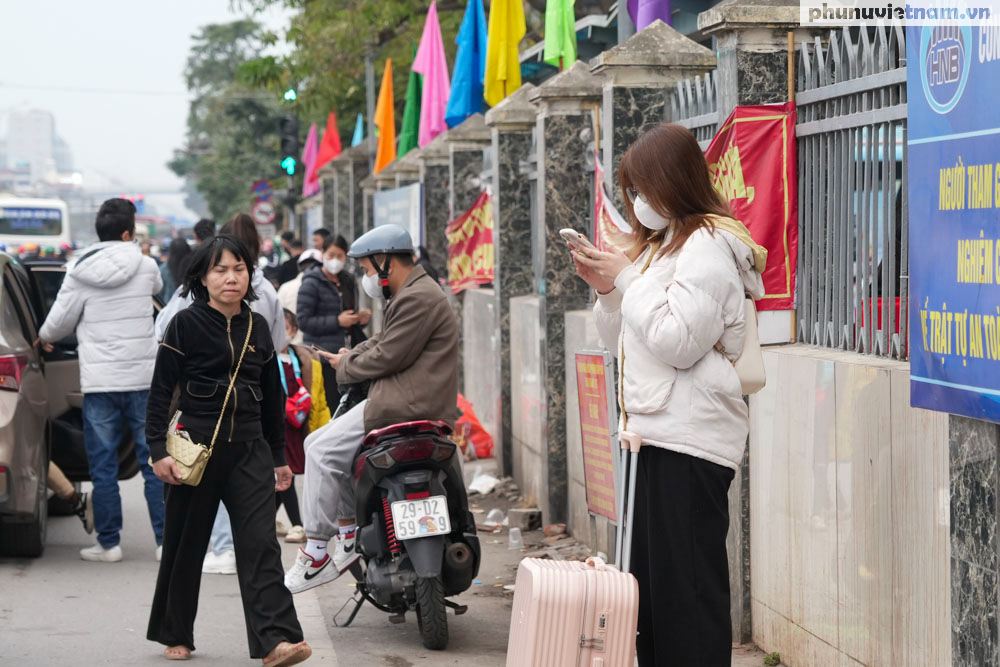 Mùng 5 Tết, người dân lỉnh kỉnh đồ đạc trở lại Hà Nội sau nghỉ Tết Nguyên đán 2025- Ảnh 29. Mùng 5 Tết, người dân lỉnh kỉnh đồ đạc trở lại Hà Nội sau nghỉ Tết Nguyên đán 2025- Ảnh 29.