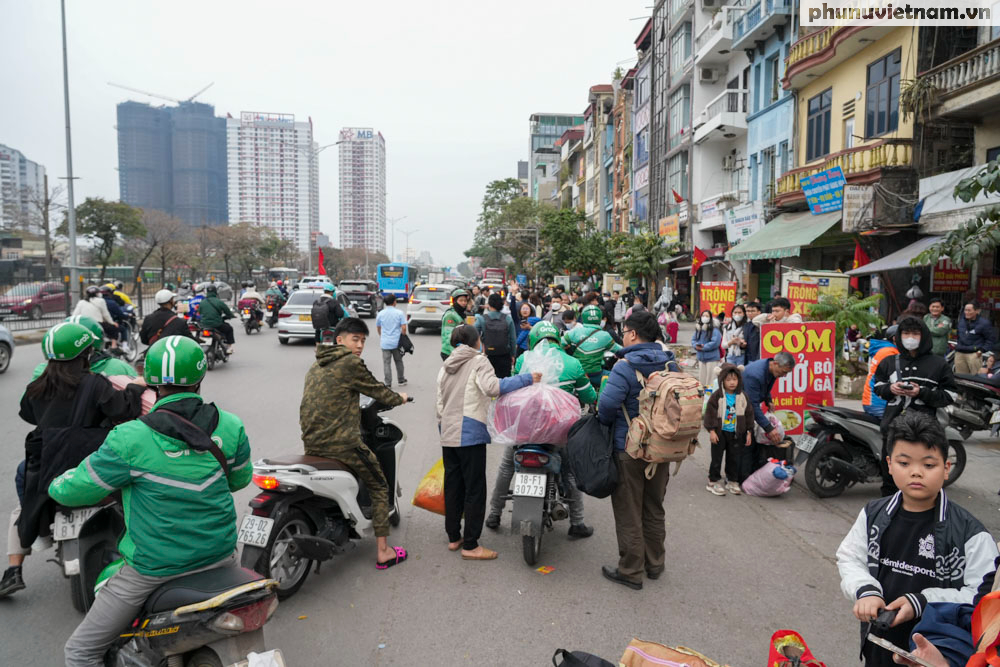 Mùng 5 Tết, người dân lỉnh kỉnh đồ đạc trở lại Hà Nội sau nghỉ Tết Nguyên đán 2025- Ảnh 30. Mùng 5 Tết, người dân lỉnh kỉnh đồ đạc trở lại Hà Nội sau nghỉ Tết Nguyên đán 2025- Ảnh 30.
