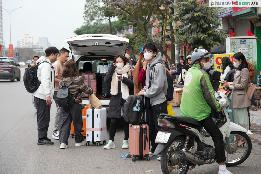 Mùng 5 Tết, người dân lỉnh kỉnh đồ đạc trở lại Hà Nội sau nghỉ Tết Nguyên đán 2025- Ảnh 31. Mùng 5 Tết, người dân lỉnh kỉnh đồ đạc trở lại Hà Nội sau nghỉ Tết Nguyên đán 2025- Ảnh 31.