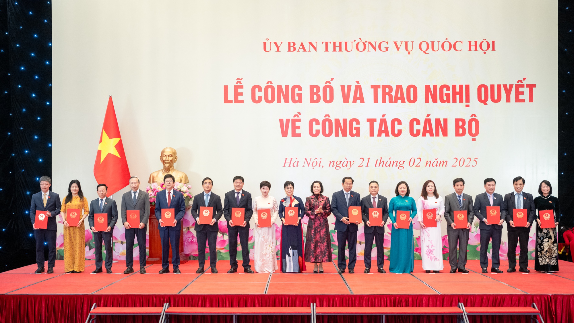 Trao Nghị quyết về công tác cán bộ đối với các Phó Chủ nhiệm Ủy ban của Quốc hội và ĐBQH chuyên trách- Ảnh 1.