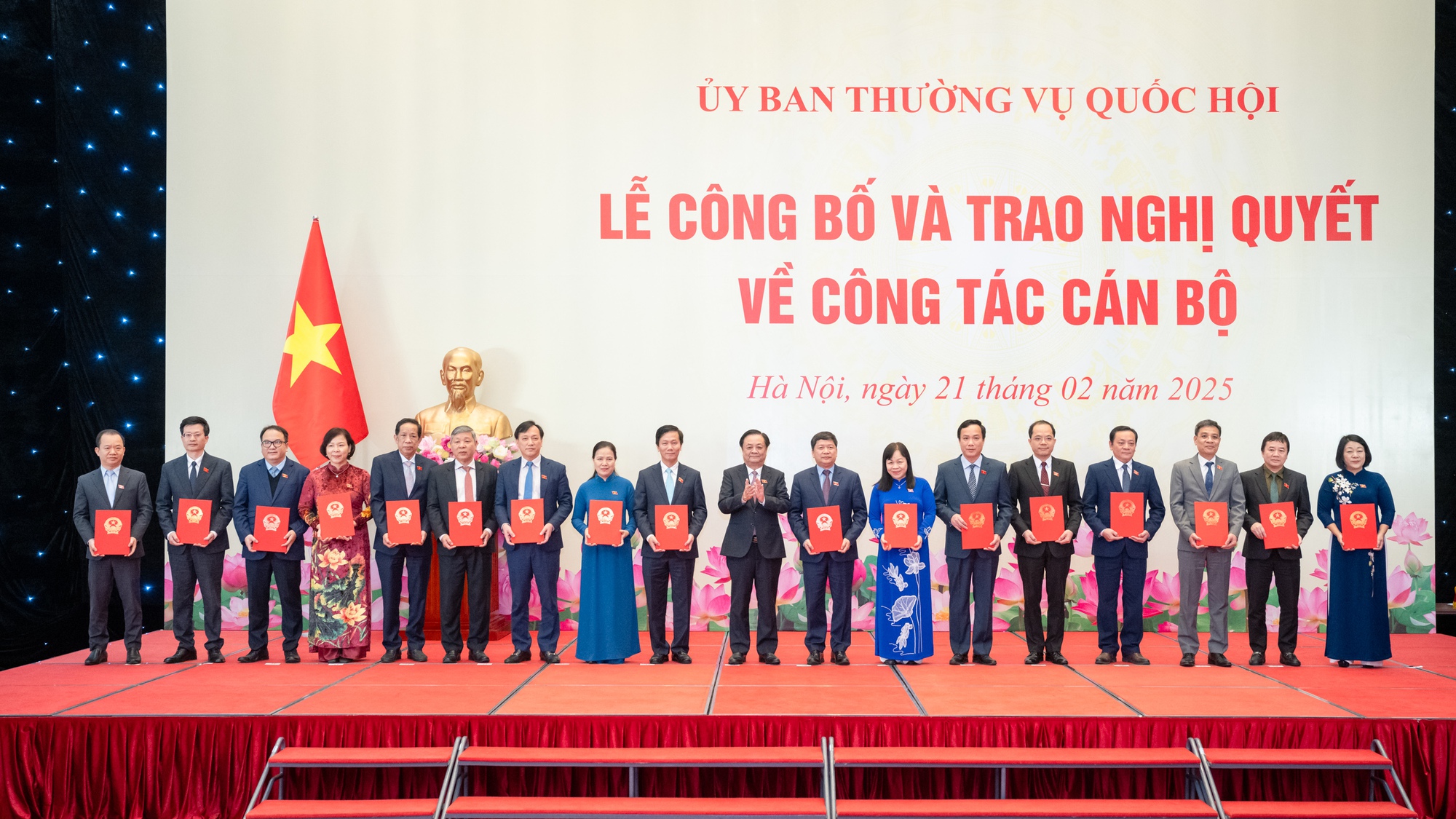 Trao Nghị quyết về công tác cán bộ đối với các Phó Chủ nhiệm Ủy ban của Quốc hội và ĐBQH chuyên trách- Ảnh 2.