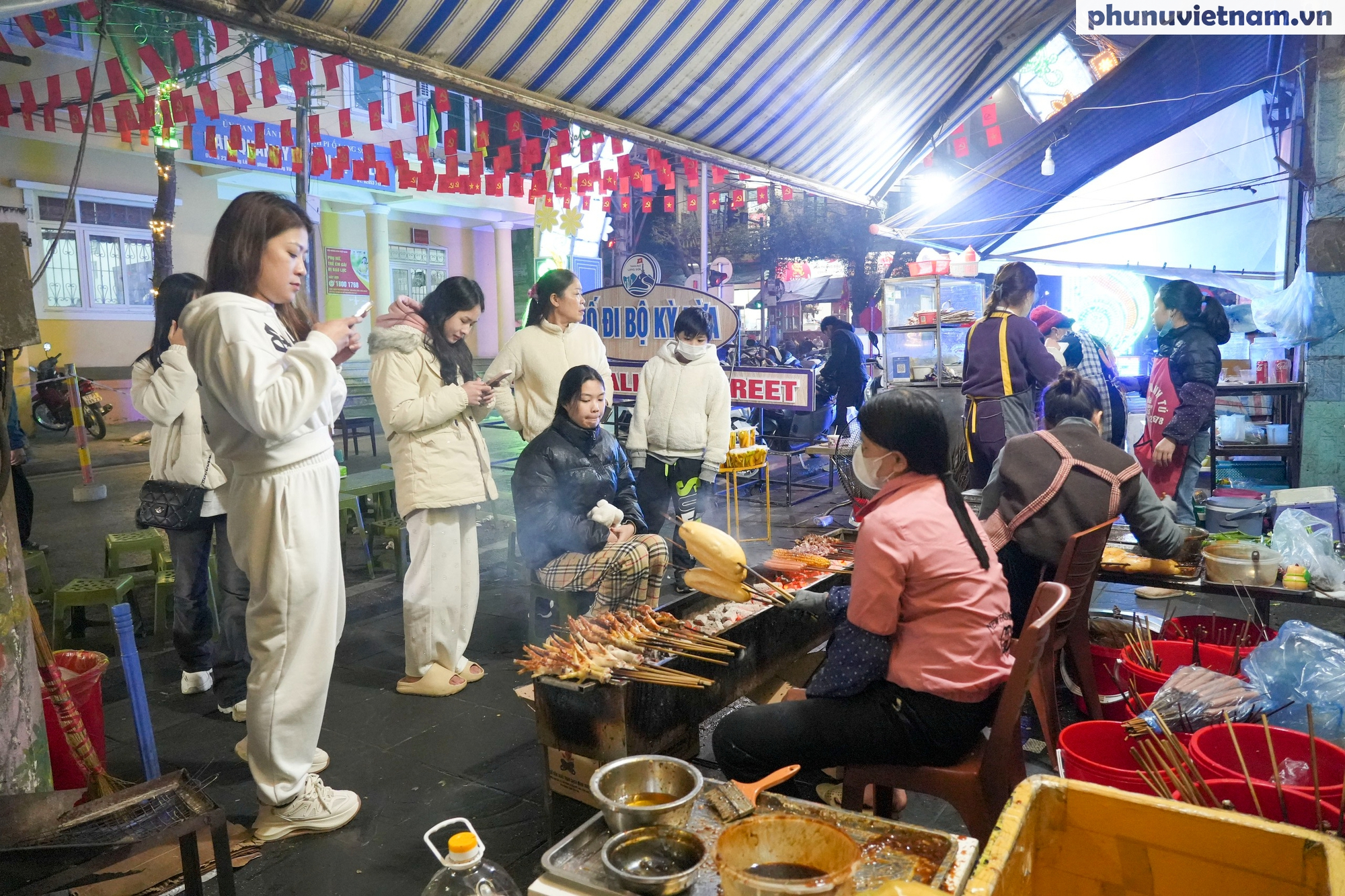 Lạng Sơn: Phố đi bộ Kỳ Lừa nhộn nhịp về đêm, sôi động văn nghệ, đa dạng ẩm thực- Ảnh 5.