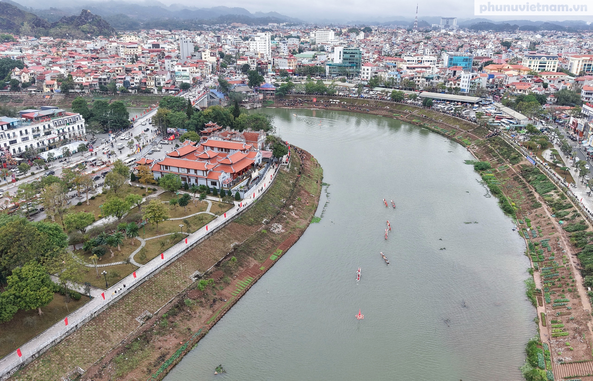 Hơn vạn người dự Lễ hội đua bè mảng trên sông Kỳ Cùng ở TP Lạng Sơn- Ảnh 1.