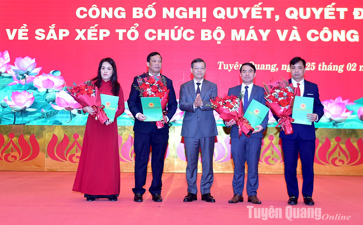 Tuyên Quang: Công bố nghị quyết, quyết định về sắp xếp tổ chức bộ máy và công tác cán bộ- Ảnh 12.