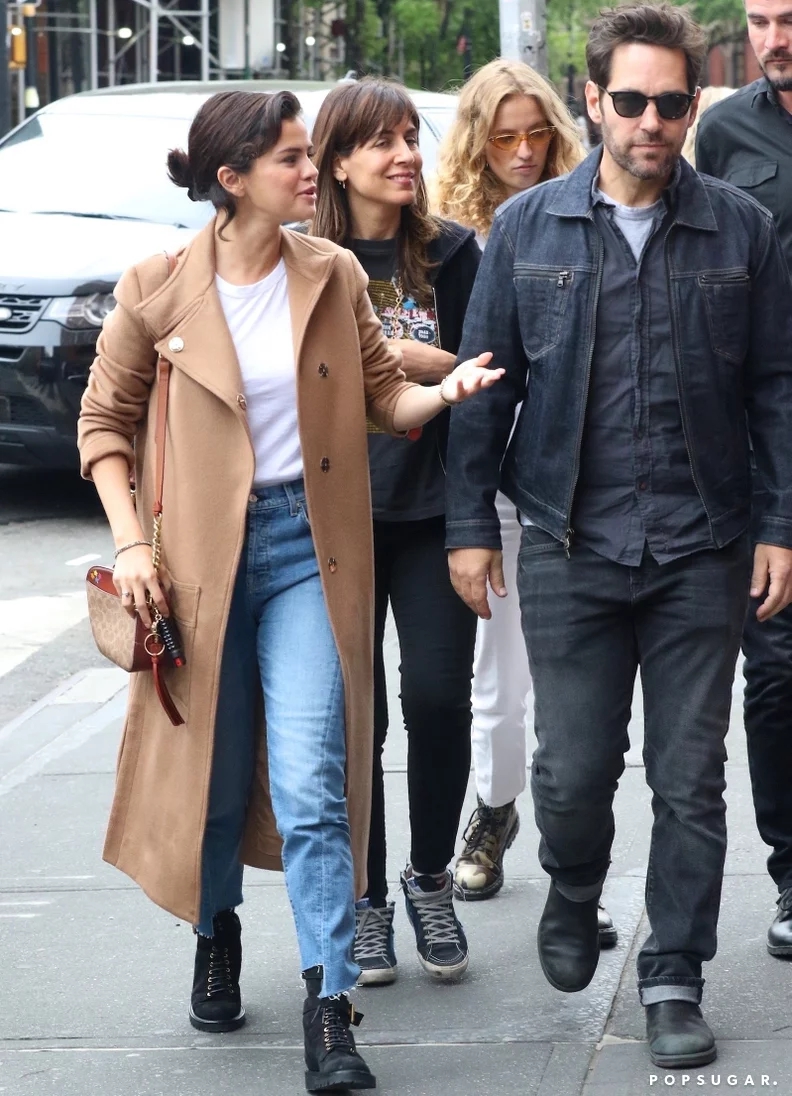 Quần jeans ống rộng đang rất "hot" nhưng Selena Gomez thích mặc jeans ôm dáng hơn- Ảnh 4.