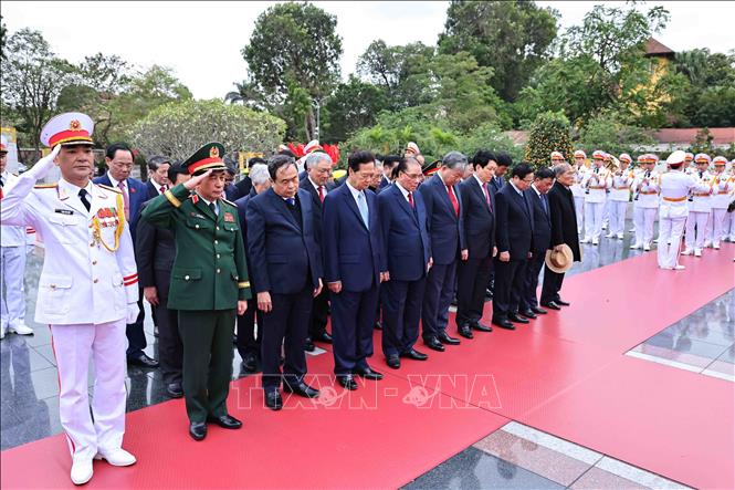 Kỷ niệm 95 năm Ngày thành lập Đảng: Lãnh đạo Đảng, Nhà nước vào Lăng viếng Chủ tịch Hồ Chí Minh- Ảnh 2.