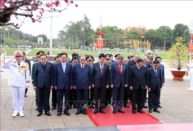 Kỷ niệm 95 năm Ngày thành lập Đảng: Lãnh đạo Đảng, Nhà nước vào Lăng viếng Chủ tịch Hồ Chí Minh- Ảnh 1.