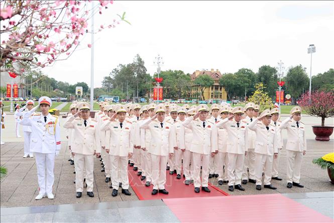 Kỷ niệm 95 năm Ngày thành lập Đảng: Lãnh đạo Đảng, Nhà nước vào Lăng viếng Chủ tịch Hồ Chí Minh- Ảnh 4.