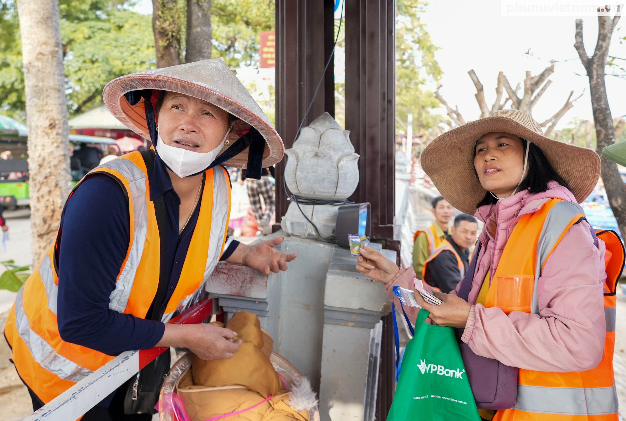 Những người phụ nữ chèo đò "dệt gấm, thêu hoa" trên danh thắng Hương Sơn- Ảnh 3.