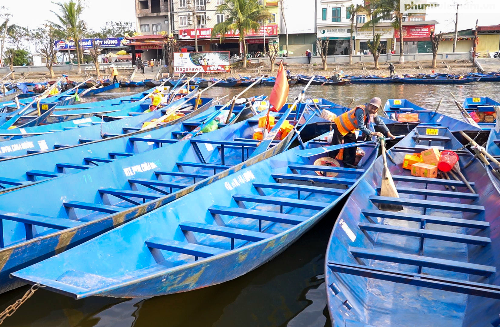 Những người phụ nữ chèo đò "dệt gấm, thêu hoa" trên danh thắng Hương Sơn- Ảnh 4.