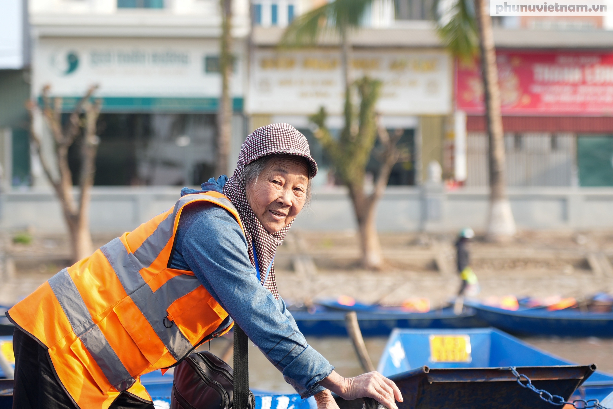 Những người phụ nữ chèo đò "dệt gấm, thêu hoa" trên danh thắng Hương Sơn- Ảnh 6.