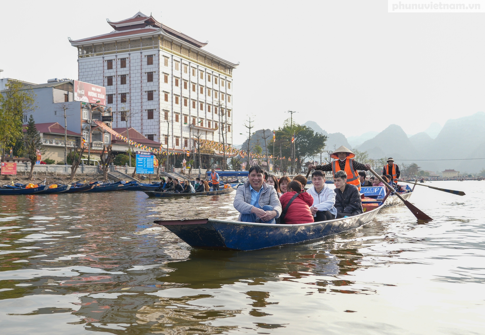 Những người phụ nữ chèo đò "dệt gấm, thêu hoa" trên danh thắng Hương Sơn- Ảnh 7.