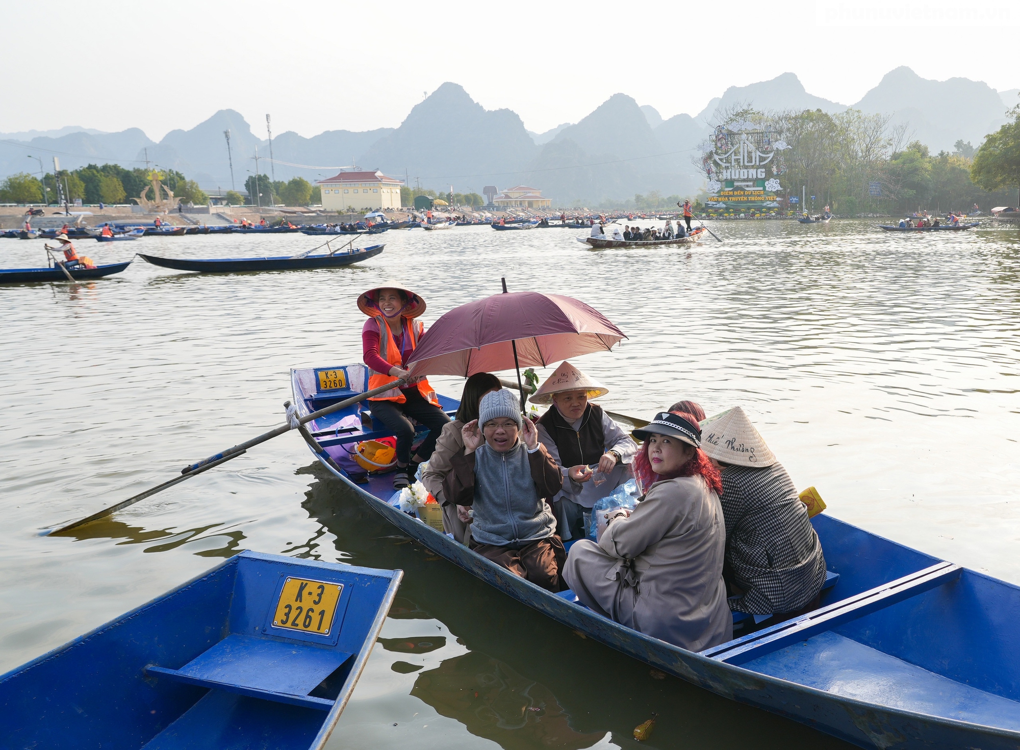 Những người phụ nữ chèo đò "dệt gấm, thêu hoa" trên danh thắng Hương Sơn- Ảnh 17.