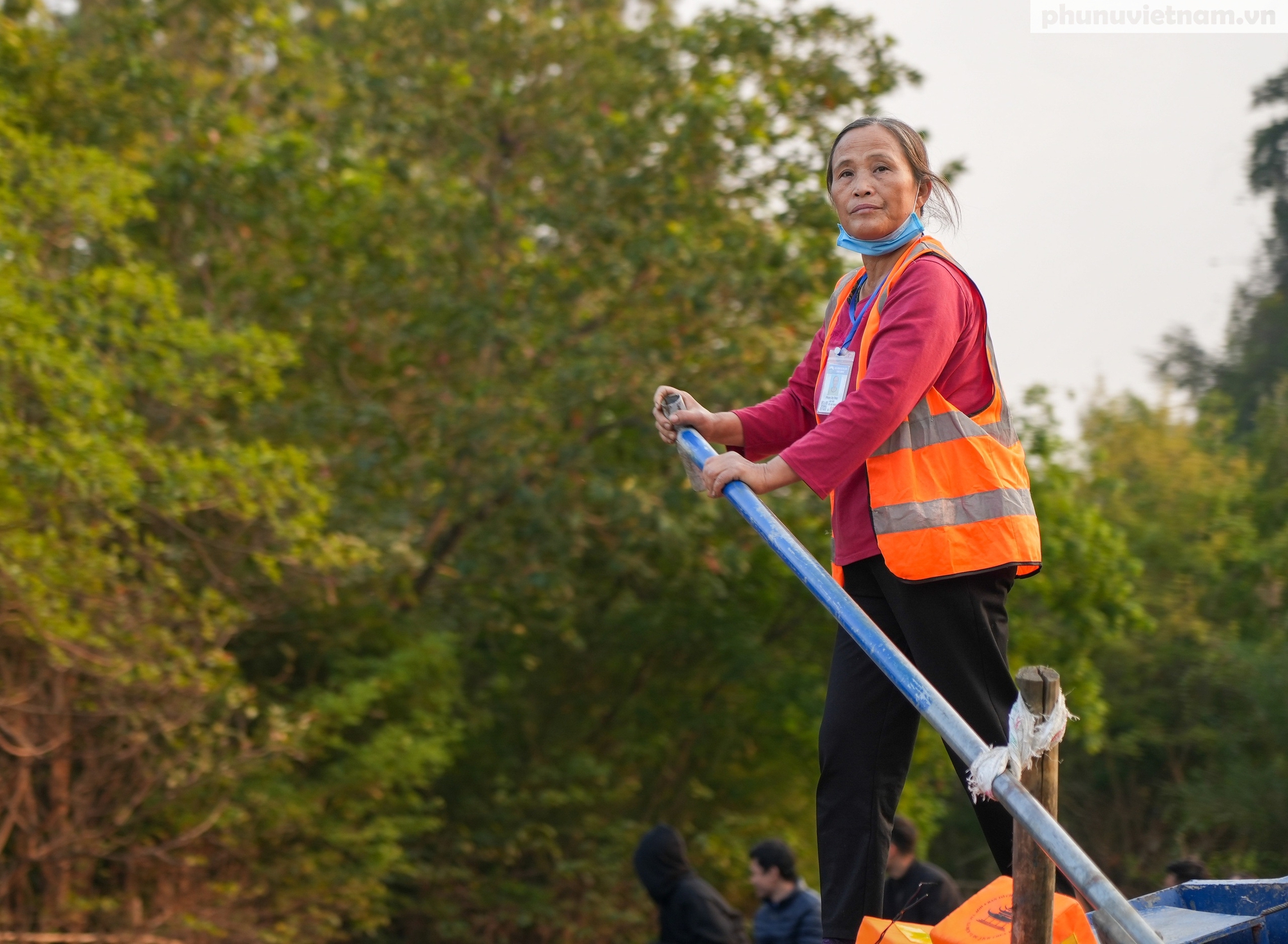 Những người phụ nữ chèo đò "dệt gấm, thêu hoa" trên danh thắng Hương Sơn- Ảnh 18.