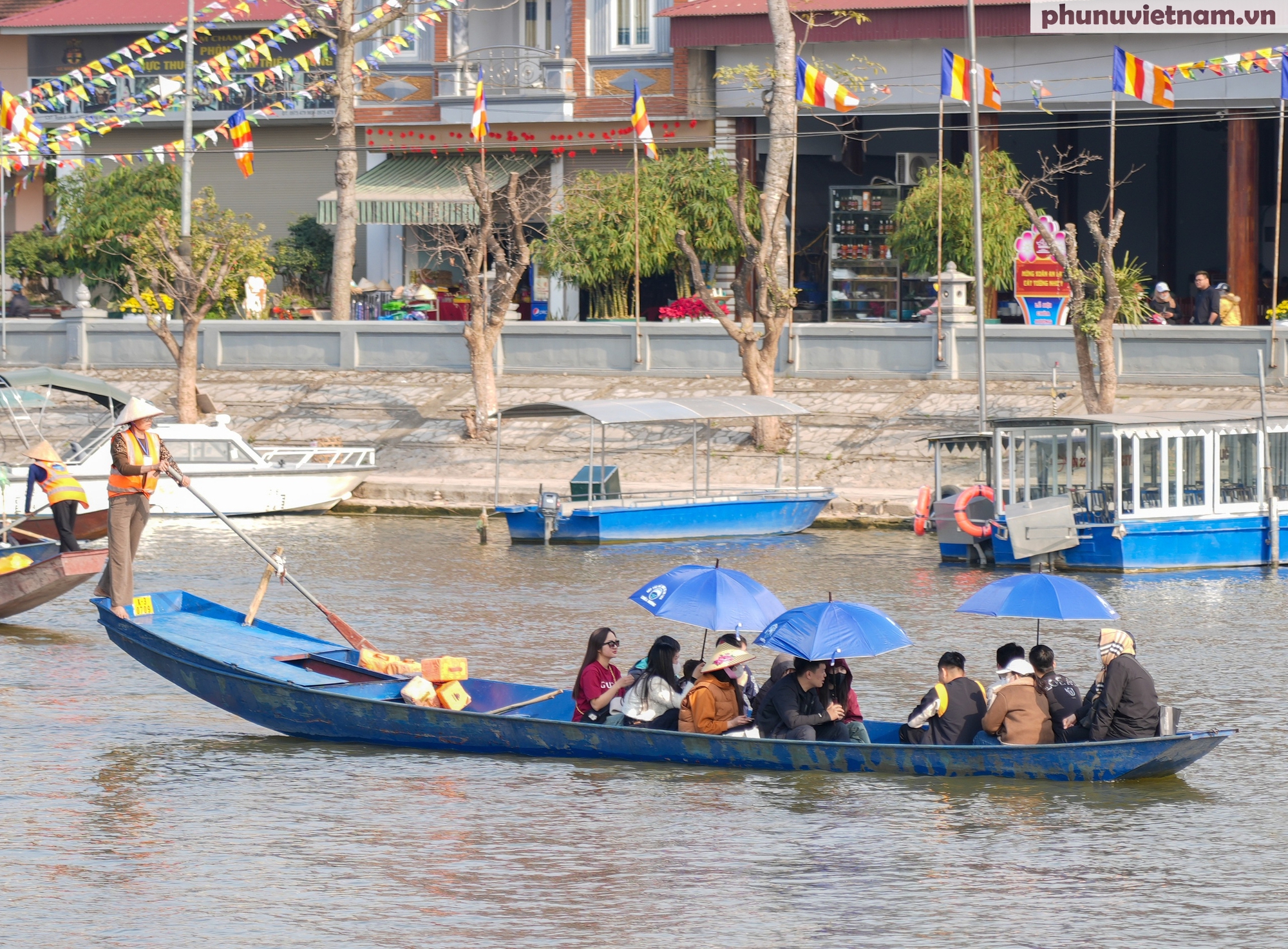 Những người phụ nữ chèo đò "dệt gấm, thêu hoa" trên danh thắng Hương Sơn- Ảnh 19.