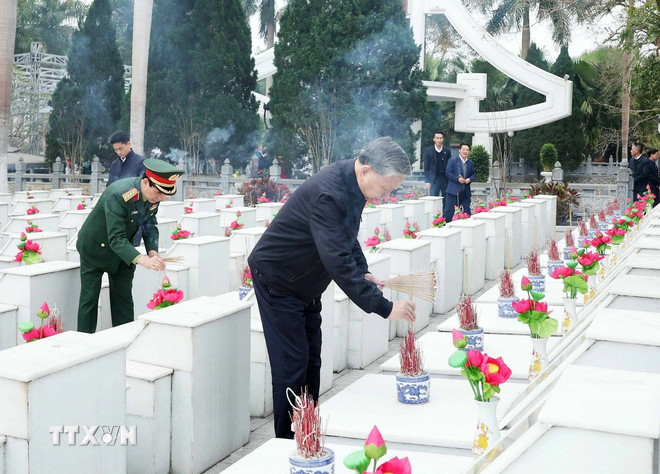 Tổng Bí thư Tô Lâm dâng hương tưởng nhớ và tri ân các Anh hùng liệt sỹ- Ảnh 1.