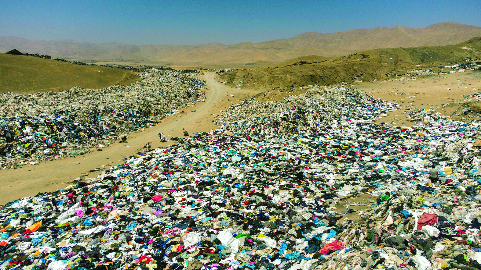 Quần áo đã qua sử dụng bị vứt bỏ ở Alto Hospicio trên sa mạc Atacama. Thống kê cho thấy, có ít nhất 39.000 tấn quần áo bị vứt bỏ trong khu vực này mỗi năm Quần áo đã qua sử dụng bị vứt bỏ ở Alto Hospicio trên sa mạc Atacama. Thống kê cho thấy, có ít nhất 39.000 tấn quần áo bị vứt bỏ trong khu vực này mỗi năm