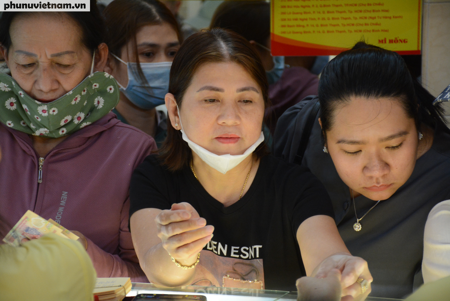 TPHCM: Ngày vía Thần Tài, chị em mua vàng trang sức để cầu may- Ảnh 11.