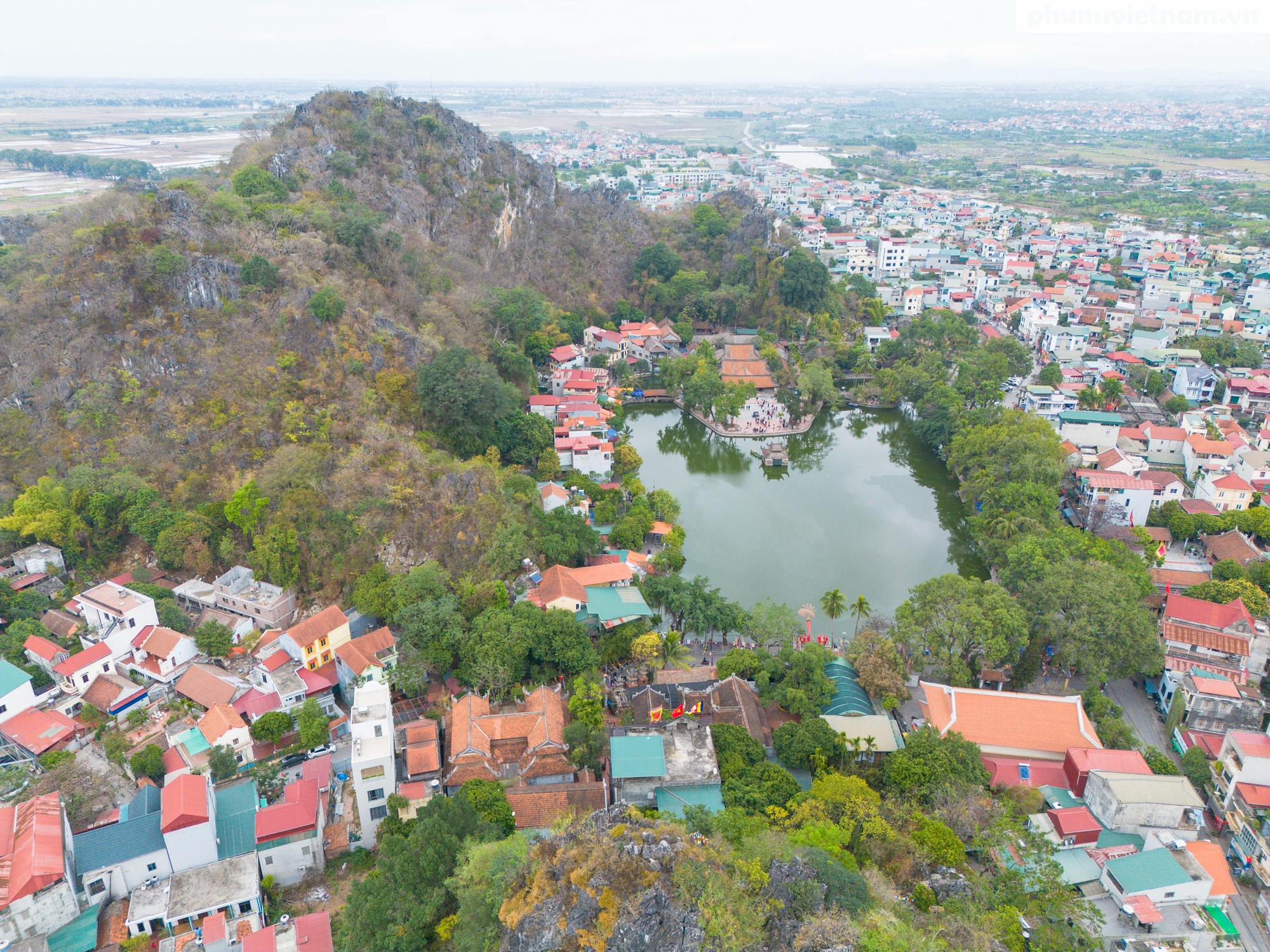 Kết thúc tuần làm việc đầu tiên sau nghỉ Tết, người dân nườm nượp du xuân chùa Thầy- Ảnh 1.