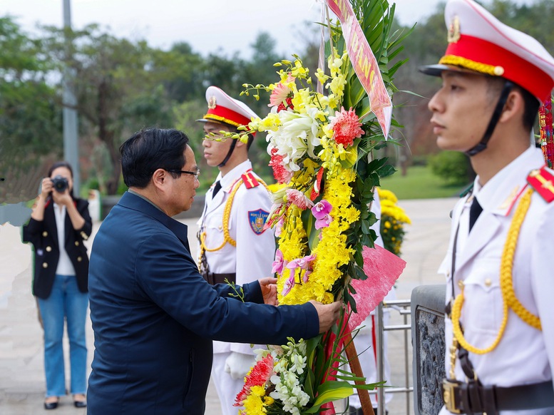 Thủ tướng dâng hương tri ân các anh hùng liệt sĩ và Mẹ Việt Nam anh hùng- Ảnh 4.