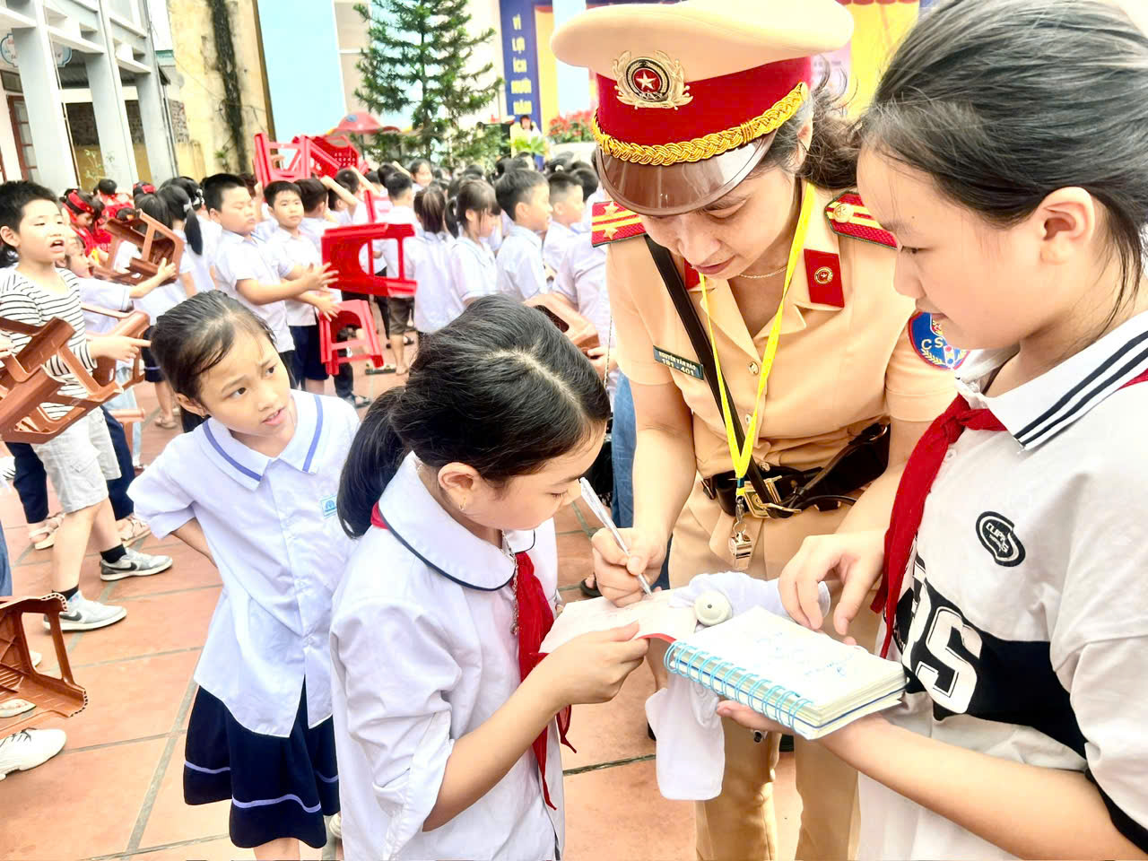 Lo lắng khi nhóm hành vi “lứa tuổi học sinh vi phạm trật tự an toàn giao thông” bị tập trung xử lý- Ảnh 2. Lo lắng khi nhóm hành vi “lứa tuổi học sinh vi phạm trật tự an toàn giao thông” bị tập trung xử lý- Ảnh 2.