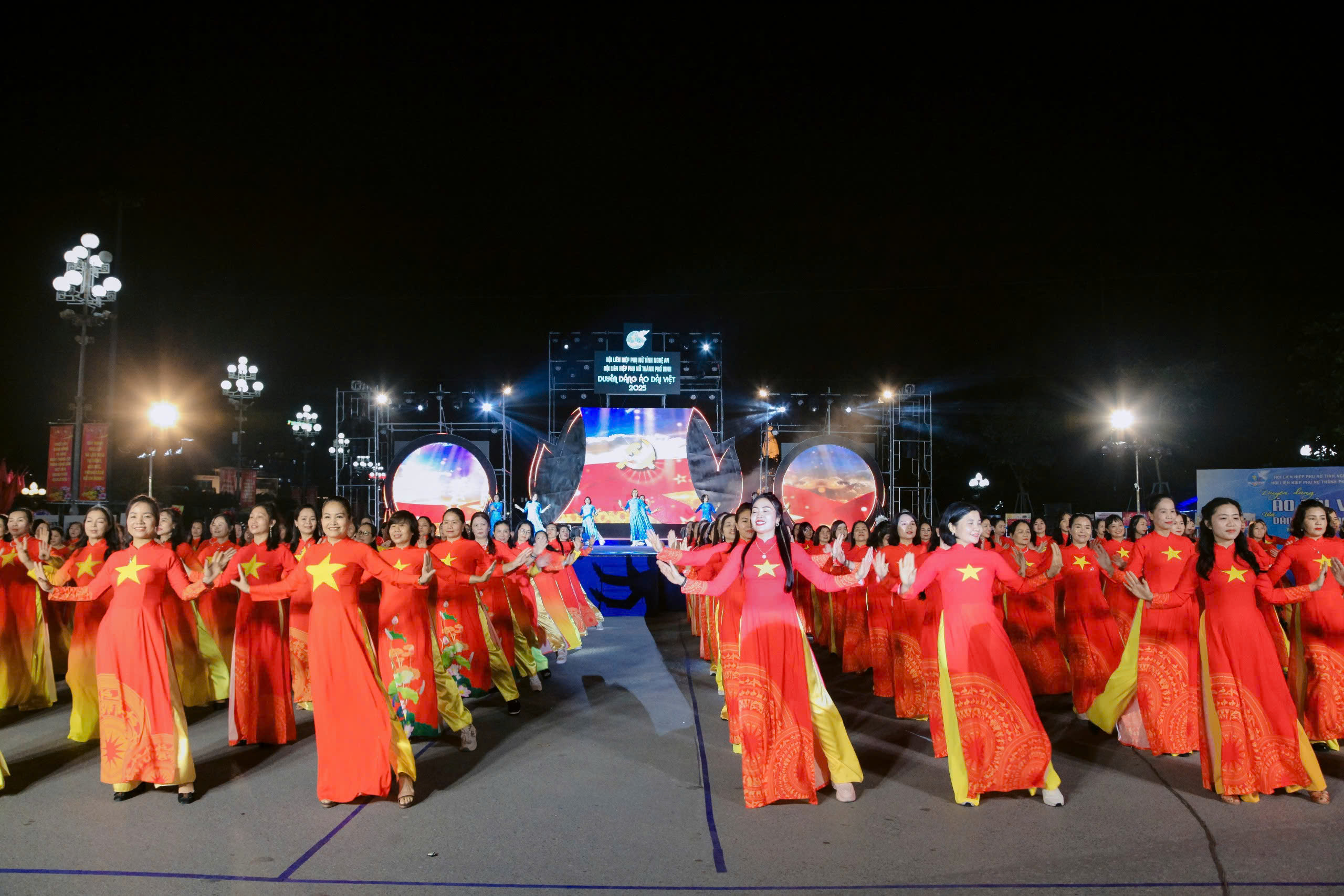 Rực rỡ "Tuần lễ áo dài" tại thành phố Vinh- Ảnh 1. Rực rỡ "Tuần lễ áo dài" tại thành phố Vinh- Ảnh 1.